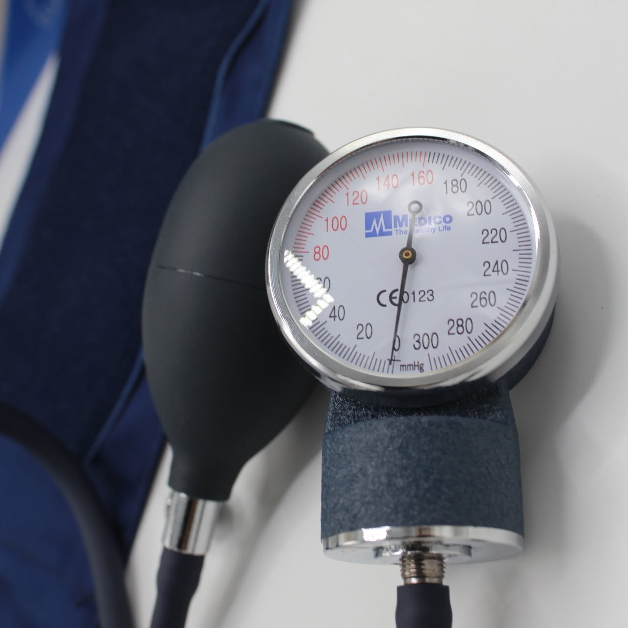 Medico 75 Classic Manual Blood Pressure Monitor – Aneroid BP Machine for Home & Clinical Use in Pakistan - Image 3